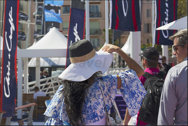 The only solution was the sun hat, used especially by the ladies visiting the boats on display along the quays of the Ports The only solution was the sun hat, used especially by the ladies visiting the boats on display along the quays of the Ports