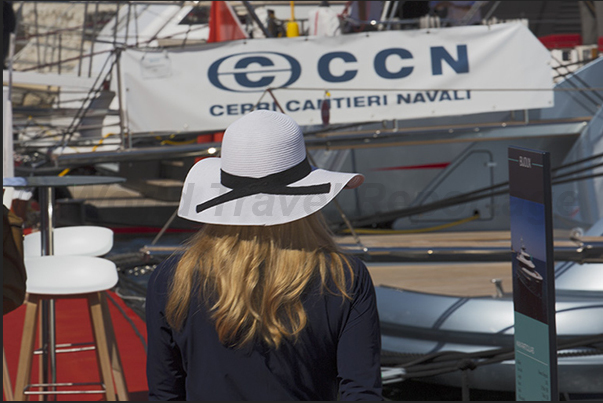 The only solution was the sun hat, used especially by the ladies visiting the boats on display along the quays of the Ports The only solution was the sun hat, used especially by the ladies visiting the boats on display along the quays of the Ports