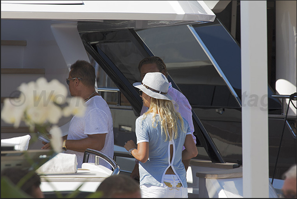 The only solution was the sun hat, used especially by the ladies visiting the boats on display along the quays of the Ports The only solution was the sun hat, used especially by the ladies visiting the boats on display along the quays of the Ports