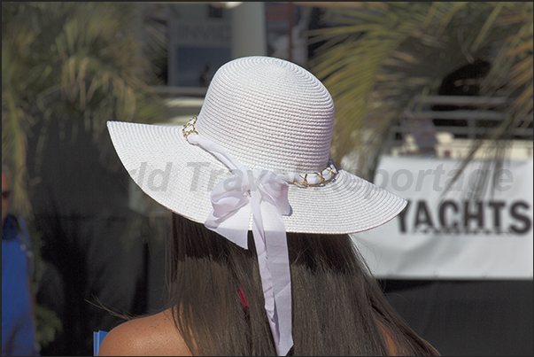 The only solution was the sun hat, used especially by the ladies visiting the boats on display along the quays of the Ports The only solution was the sun hat, used especially by the ladies visiting the boats on display along the quays of the Ports