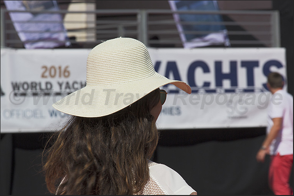The only solution was the sun hat, used especially by the ladies visiting the boats on display along the quays of the Ports The only solution was the sun hat, used especially by the ladies visiting the boats on display along the quays of the Ports