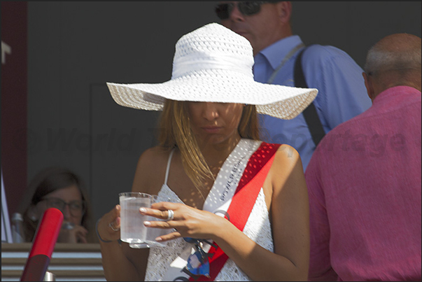The only solution was the sun hat, used especially by the ladies visiting the boats on display along the quays of the Ports The only solution was the sun hat, used especially by the ladies visiting the boats on display along the quays of the Ports