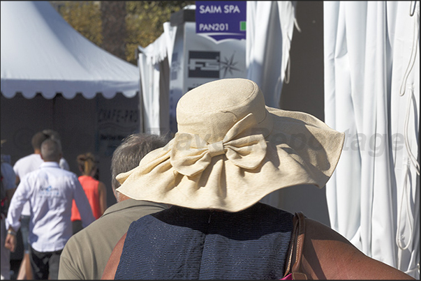 The only solution was the sun hat, used especially by the ladies visiting the boats on display along the quays of the Ports The only solution was the sun hat, used especially by the ladies visiting the boats on display along the quays of the Ports