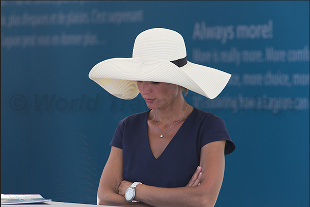 The only solution was the sun hat, used especially by the ladies visiting the boats on display along the quays of the Ports The only solution was the sun hat, used especially by the ladies visiting the boats on display along the quays of the Ports