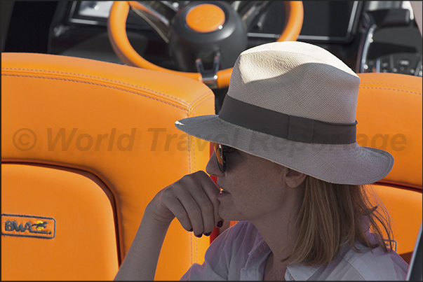 The only solution was the sun hat, used especially by the ladies visiting the boats on display along the quays of the Ports The only solution was the sun hat, used especially by the ladies visiting the boats on display along the quays of the Ports