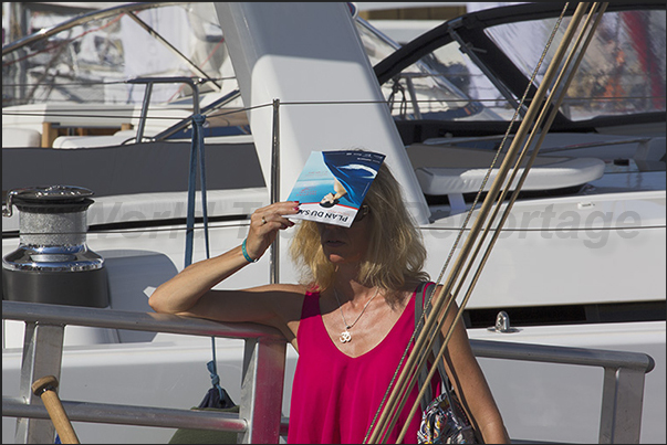 Those who had no hat, it is fixed with a catalog of Boat Show Those who had no hat, it is fixed with a catalog of Boat Show