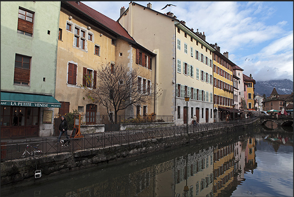 The canals, built in medieval times, served to regulate the waters of the lake and to rehabilitate the marshes