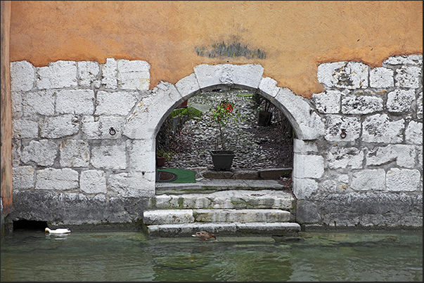 At one time, the people used little boats directly from the house to reach the lake At one time, the people used little boats directly from the house to reach the lake