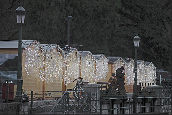 At night, turn on the Christmas lights along the canals At night, turn on the Christmas lights along the canals