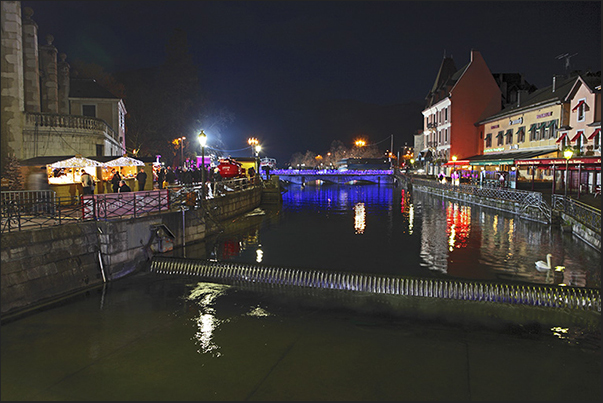 At Christmas, Annecy dresses with lights and colors and bridges and alleys of the old town, become Christmas markets At Christmas, Annecy dresses with lights and colors and bridges and alleys of the old town, become Christmas markets