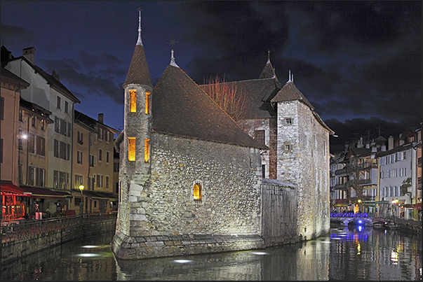 The boat-shaped building that separates the waters of theThiou canal The boat-shaped building that separates the waters of theThiou canal