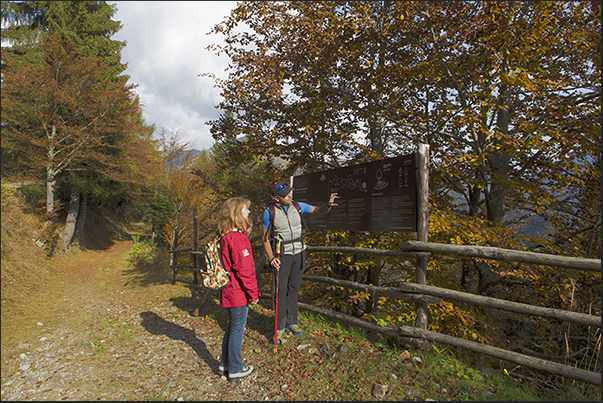 Starting point. The guide explains the characteristics of the trail