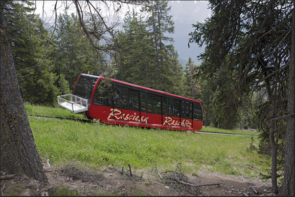 The cog railway of Resciesa. The cog railway of Resciesa.