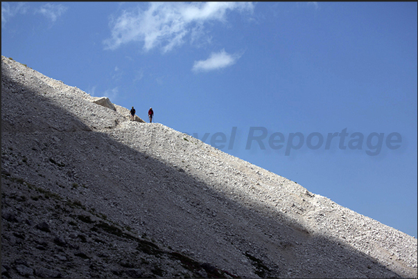 Walk on the path that leads from the base of Mount Sassolungo to the refuge Comici