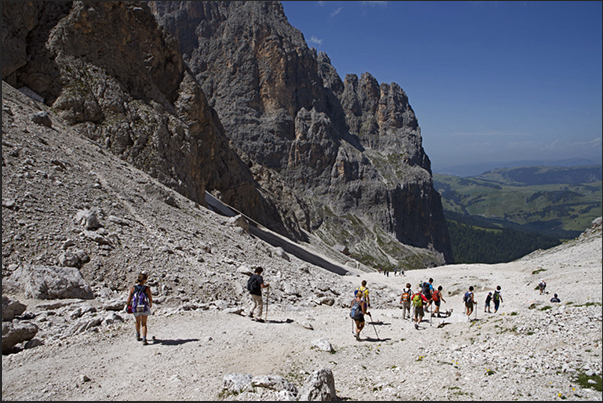 Descent to the refuge Vicenza starting from the refuge Demetz. Sassolungo Pass