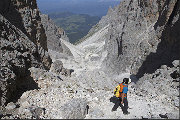 Descent to the refuge Vicenza starting from the refuge Demetz. Sassolungo Pass