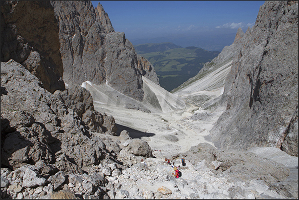 Descent to the refuge Vicenza starting from the refuge Demetz. Sassolungo Pass