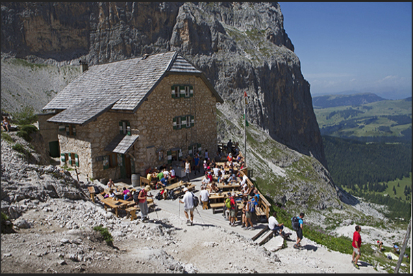 Refuge Vicenza. Mount Sassolungo Refuge Vicenza. Mount Sassolungo