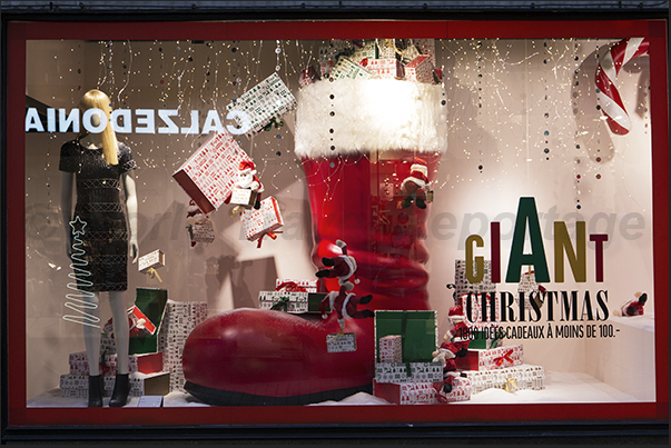 The windows of the shops in the old town are not only decorated for the next Christmas but some shops are really imaginative