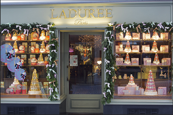 Closer to the squares of the Christmas markets, the window dressers gives way to the simple things of tradition