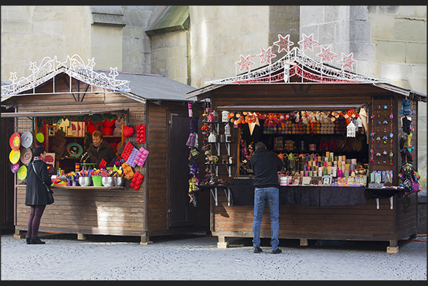Towards evening, the stalls of Christmas markets light up of lights and colors Towards evening, the stalls of Christmas markets light up of lights and colors