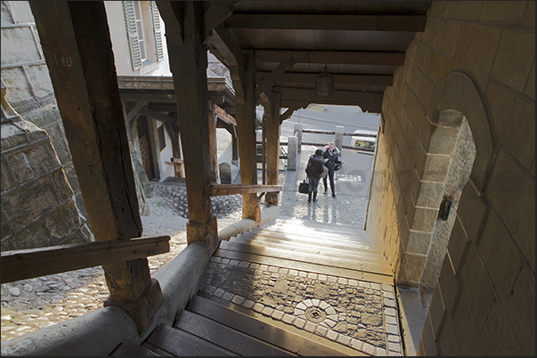 To watch the spectacular sunsets over Geneva Lake, is better to climb along the old stairs leading to the Cathedral