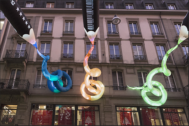 Shortly before sunset, the lights of the artists prepare the town, to the spectacle of the festival of lights and colors