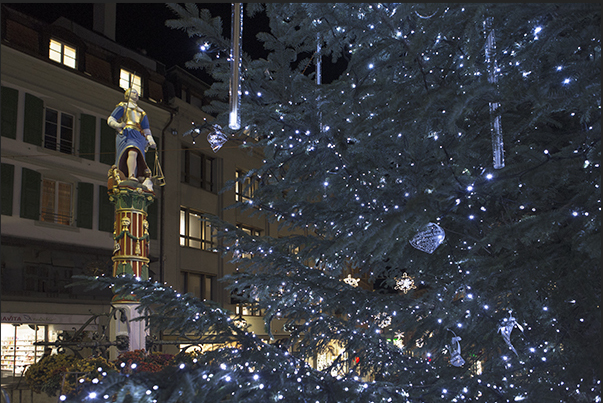 The big Christmas tree in front of the statue of Justice in Place de la Palud