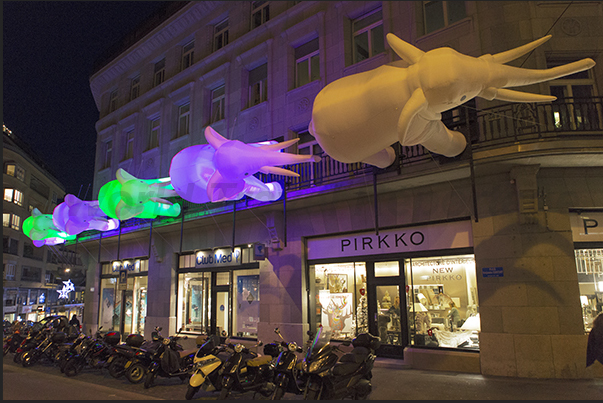 Every year, dozens of artists partecipate in the Festival of Lights with realizations spectacular as this column of elephants