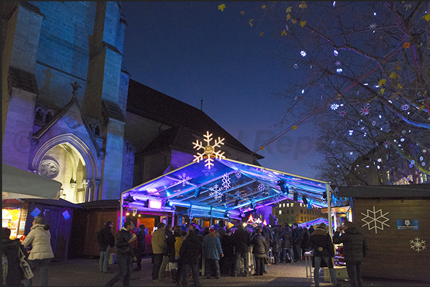 Tastings of hot wine, cheese and salami in the square behind the church