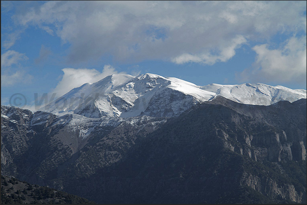 White Mountains National Park (southwest of the island). The highest mountains, exceeding 2200 m above sea level