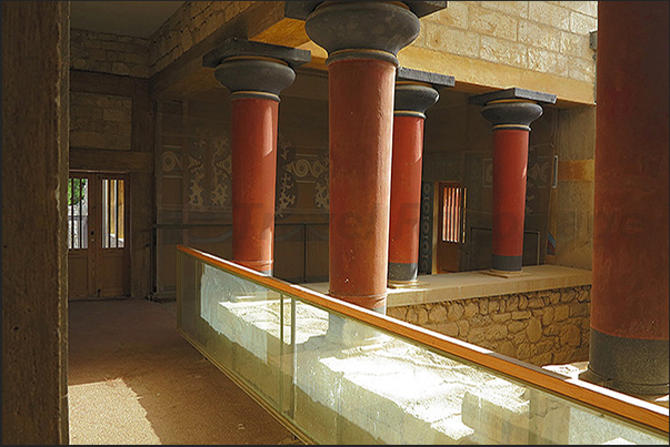 The hallways, side and several decorated halls entrances, creating a labyrinth path in which it is easy to get lost