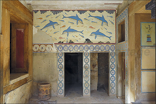 Knossos Temple. The Queen rooms decorated with dolphins Knossos Temple. The Queen rooms decorated with dolphins