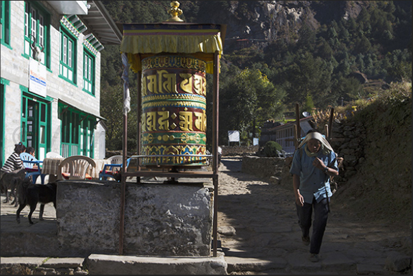 Leaving Lukla, you pass the village of Chheplung with the big Mani (prayer cylinder) Leaving Lukla, you pass the village of Chheplung with the big Mani (prayer cylinder)