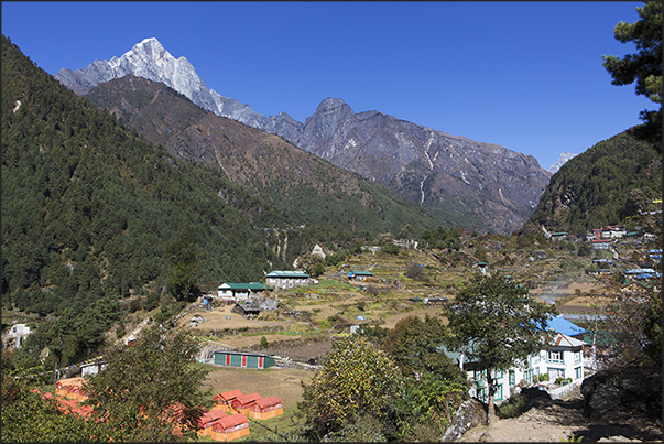 Village of Ghat-Nurning (2592 m) before Phakding. In the background, Mount Kongde (4250 m) Village of Ghat-Nurning (2592 m) before Phakding. In the background, Mount Kongde (4250 m)
