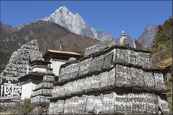 Nurning (2592 m). Prayer stones (Mani)