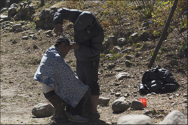 Phakding village (2610 m). Barber