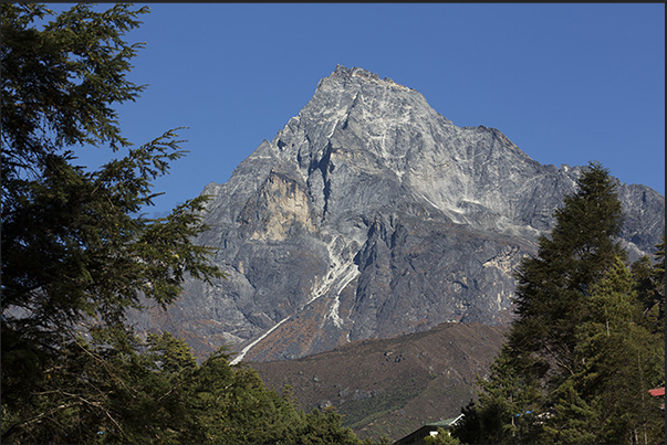 The sacred mountain of Khumbi La. For the Nepalese law, can not be climbed The sacred mountain of Khumbi La. For the Nepalese law, can not be climbed