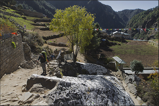 Village of Monjo (2835 m) Village of Monjo (2835 m)