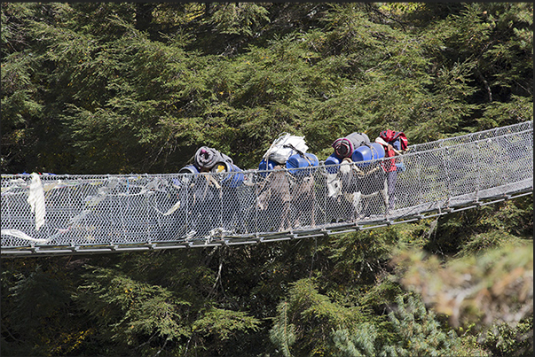 Jorsale (2740 m). Suspension bridge over the Dudh Kosi River Jorsale (2740 m). Suspension bridge over the Dudh Kosi River