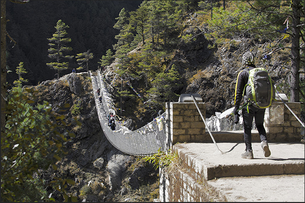 The two suspension bridges to Larja Dobhan at the confluence of the valleys of the rivers Bhote Koshi and Dudh Koshi