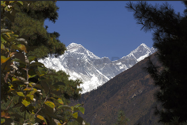 Viewpoint on the firsts 8000 m before arriving at Namche Bazaar. Everest 8848 m (left) and Lhotse 8516 (right) Viewpoint on the firsts 8000 m before arriving at Namche Bazaar. Everest 8848 m (left) and Lhotse 8516 (right)