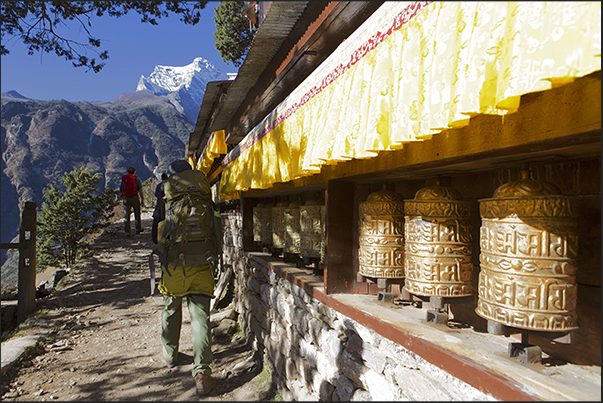 The climb during the day to adapt to the altitude, begins passing in front of the prayer rolls The climb during the day to adapt to the altitude, begins passing in front of the prayer rolls