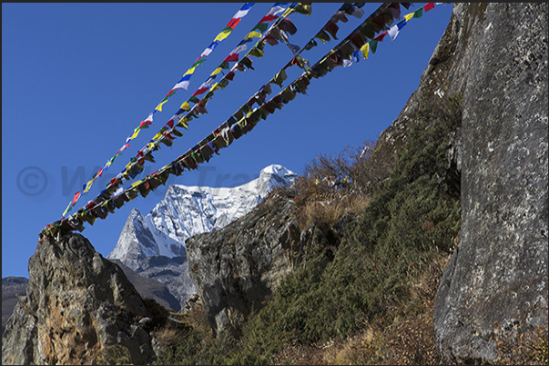 Beginning of the path leading to the small Syangboche airport. Glacier of Mount Kungde