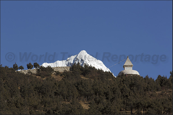 A Stupa of prayer and behind, Mount Tabouche (6495 m) A Stupa of prayer and behind, Mount Tabouche (6495 m)