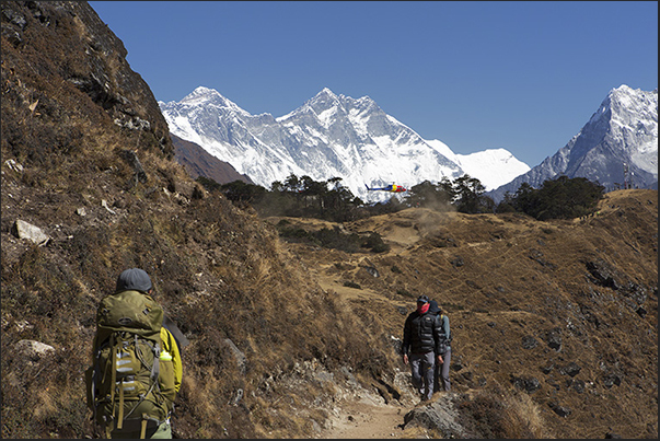 The Everest (left) and Lhotze (center) are still far, but now it is just a day to adapt to the altitude