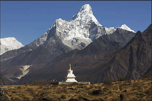 Stupa of prayer and welcome before the village of Khumjung