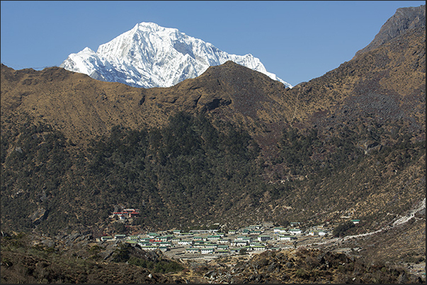 Khumjung and its monastery where it is kept, according to popular tradition, the skull of a Yeti the Abominable Snowman Khumjung and its monastery where it is kept, according to popular tradition, the skull of a Yeti the Abominable Snowman
