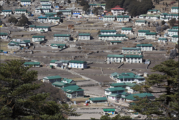 Khumjung village (3780 m) Khumjung village (3780 m)