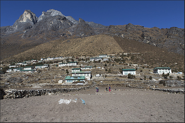 Village of Khumjung (3780 m). Crops of potatoes and vegetables Village of Khumjung (3780 m). Crops of potatoes and vegetables